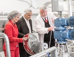 Familjemedlemmar på golvet i fabriken i Tyskland